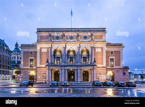 Isabelle Huppert Sjunger på Kungliga Operan i Stockholm: En Hyllning till Fransk Kultiveradhet och Musikalisk Magurgi!